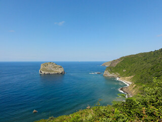 Hiszpania, okolice Gaztelugatxe, klifowe wybrzeże w piękny słoneczny dzień.