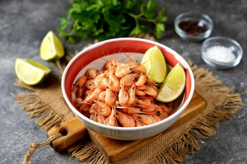 Fresh boiled sea shrimp with lime slices.
