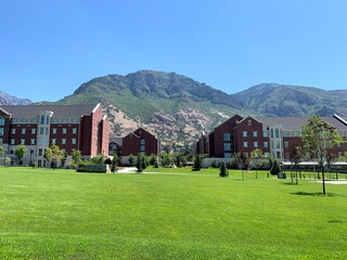 Fototapeta na wymiar Apartment buildings, trees, mountains, in Provo Utah