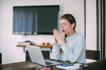 Obraz premium Woman is sick and works on laptop at home.