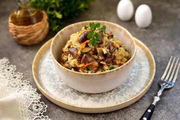 Braised chicken heart with rice, onions, carrots and mushrooms.