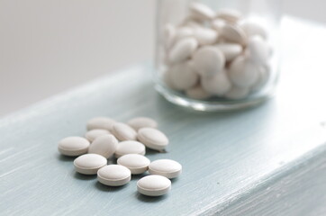 薬（錠剤）と薬瓶