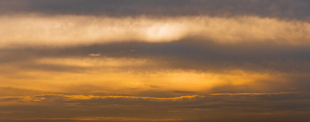Fototapeta na wymiar 背景素材　夕日に照らされる曇り空