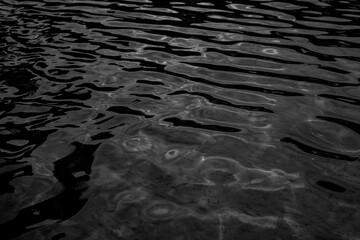 モノクロの水面