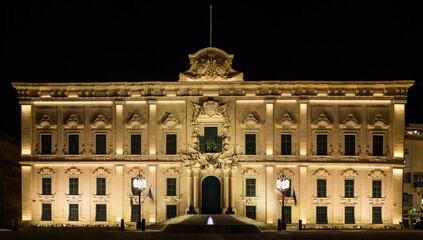 Obraz premium Auberge de Castille illuminated at night in Valletta