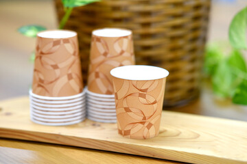 机の上に並んだ紙コップ