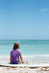 ハワイ・ホノルルのワイキキビーチを眺める少女