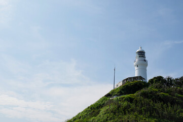 Fototapeta na wymiar 御前崎海岸から見る白亜の灯台