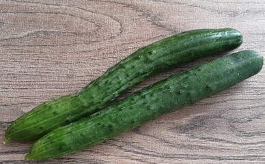 テーブルの上においたきゅうり