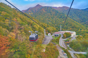 秋の群馬県みなかみの谷川岳ロープウェイと背景の白毛門