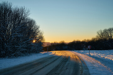 Image of a winter road.