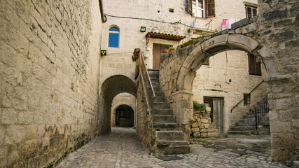Fototapeta na wymiar Strassen in Altstadt von Trogir, Kroatien ohne Mopet