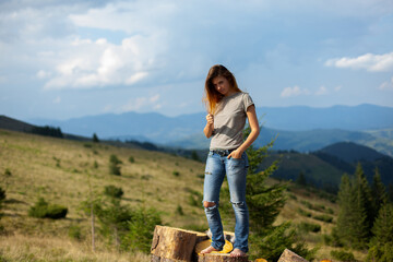 Naklejka premium girl posing and gesturing in the mountains