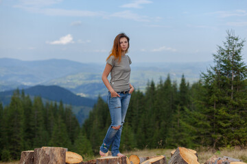 Naklejka premium girl posing and gesturing in the mountains