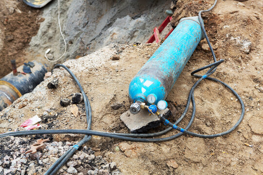 Gas cylinder welding machine. Autogen. Repair of heating duct.