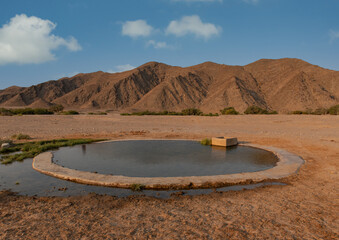 Künstliches Wasserloch in der Steinwüste vom Etosha Nationalpark Namibia Südafrika 