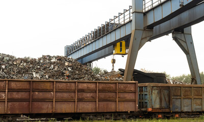 Metall Schrott Recycling mit einem Magnet Kran