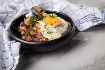 Norddeutscher Hamburger Labskaus mit Rindfleisch Corned Beef, Rote Beete, Kartoffeln, Saure Gurken, Spiegelei und Rollmops in Schale