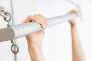 ピラティスをする女性