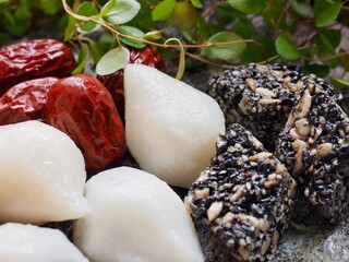 한국의 전통음식 송편과 강정 그리고 대추
