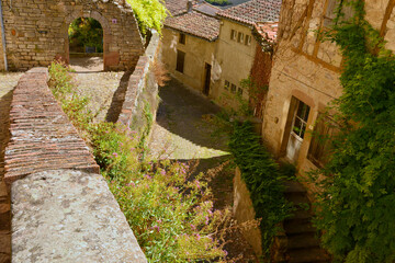Fototapeta na wymiar Déscente médiévale vers les remparts de Cordes-sur-Ciel (81170), Tarn en Occitanie, France