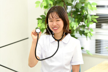 聴診器を持つ医療従事者の女性
