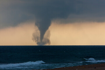 Fototapeta na wymiar Tornado über dem Schwarzen Meer vor der Küste von Istanbul, Türkei