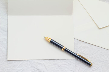 カードと封筒とボールペン