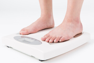 体重計に乗る女性