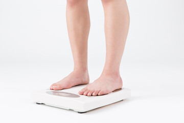 体重計に乗る女性