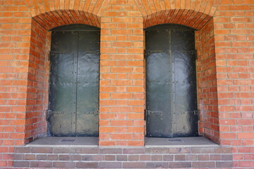 Fototapeta na wymiar レンガ造りの建物と金属製の窓