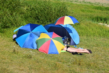Entspannung am Seeufer unter Sonnenschirmen