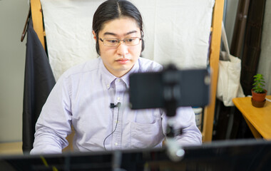 オンラインミーティングをしている若い男性