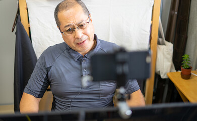 オンラインミーティング中に眉間にしわを寄せて首をかしげる男性