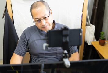 オンラインミーティング中に首をかしげる男性