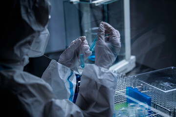 無菌室で実験をする防護服を着た研究員	
