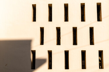 Obraz premium Abstract geometric rectangular pattern on the wall of a building in Pondicherry