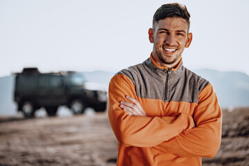 Obraz premium Portrait of a young caucasian man hiking in the mountains