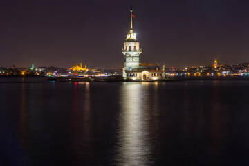 Obraz premium Famous Maiden's Tower in Istanbul, Turkey. long exposure night lights.