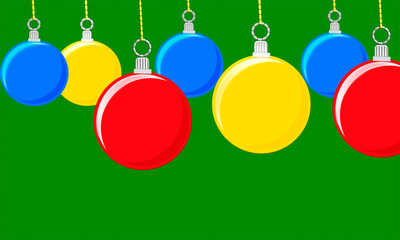 Christbaumkugeln in unterschiedlichen Farben vor grünem Hintergrund mit Raum für Ihren Text