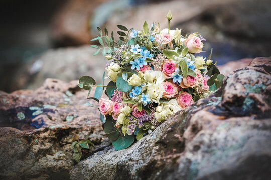 Brautstrauß. Hochzeit Blumenstrauß auf Gestein gelegt
