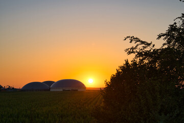 Fototapeta na wymiar Traumhafter Sonnenaufgang im Sommer auf dem Land, Urlaubsfeeling trotz Coronazeit