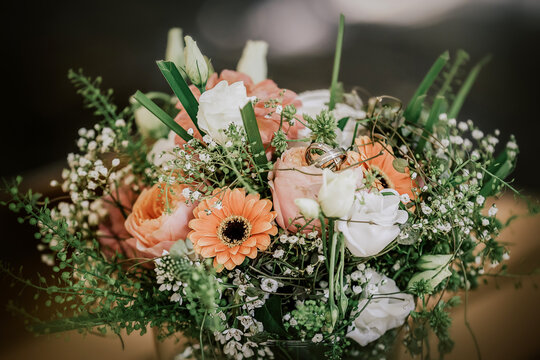 Brautstrauß. Hochzeit Blumenstrauß in Nahaufnahme mit Eheringen Vintage Look