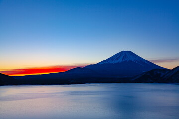 夜明けの富士山、山梨県本栖湖にて