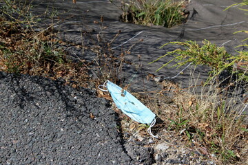 Masque chirurgical jeté dans la rue	