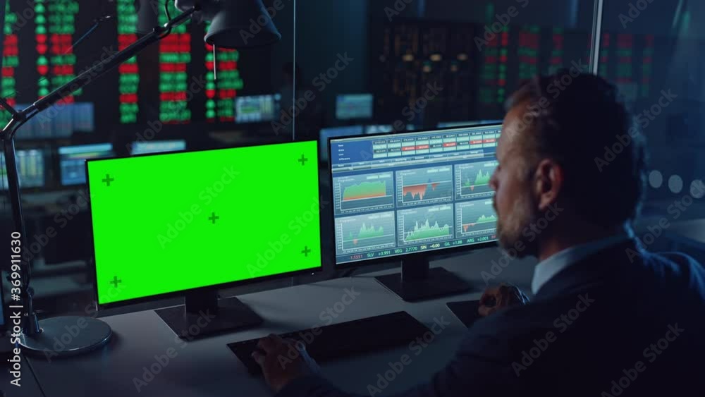 Poster Professional Financial Data Analysts Working on a Computer with Green Screen in Modern Monitoring Office with Live Analytics Feed on a Big Digital Screen. Monitoring Room with Finance Specialists. 