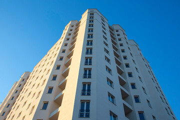 Fototapeta premium Facade of a new multi-story residential building. architecture and modern construction
