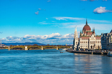 Obraz premium View from the river to the Hungarian Parliament