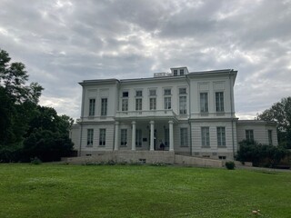 Obraz premium Picturesque place of white. Palace with pond and green trees.