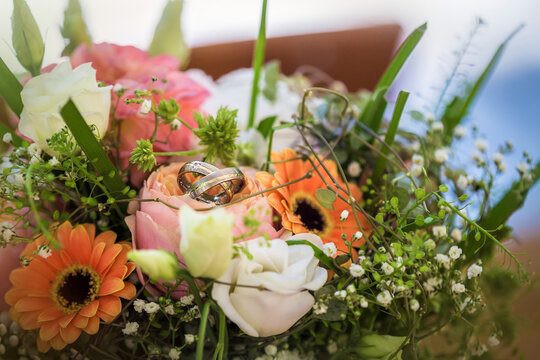Brautstrauß. Eheringe auf Blumenstrauß in Nahaufnahme